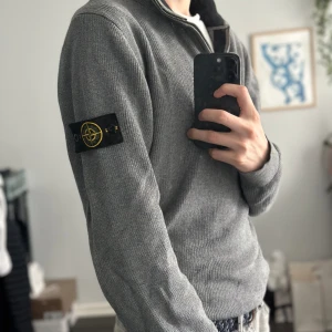 Stone island tröja - Stickad tröja i storlek M (passar L) i ny skick  För stor för mig och säljer för att den inte kommer till någon användning alls därav priset. Inga skador eller märken✅.  Om ni har frågor så äre bara att skriva privat🙏