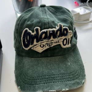 Keps  - Så fin keps helt oanvänd. Säljer då den inte kommer till användning längre.  Skiv för fler fårgor och funderingar ❤️❤️