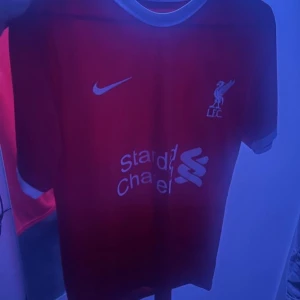 Liverpool tröja - Liverpool tröja använd ett par gånger men den är liten i storlek så passade inte mig som L, skulle säga att denna är en M även fast det står L