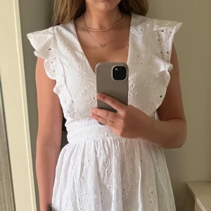 Studentklänning - V-ringad, volanger på ärmarna, dragkedja bak, och ingen stretch i midjan.  Köpte samma i 2 olika storlekar, men kan ej skicka tillbaka då den köptes på amerikanska sidan Lulus. Helt oanvänd, kvar i orginalförpackning med lappar kvar. Nypris 985 kr💗