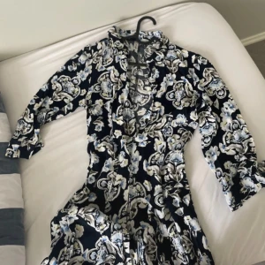 lång sommarklänning  - Sjukt fin sommarklänning. Väldigt skön och lätt, perfekt för sommaren. Felfri skick. för frågor är det bara att skriva 🧸