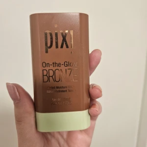 Pixi on the glow bronze - Pixi on the glow bronze inköpt förra hösten, tyvärr var färgen lote för mörk för min smak så den är inte mycket använd!