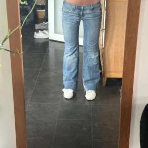 Low waisted bootcut jeans  - Lågmidjade och utsvängda ljus blå jeans   Mått  Inerbenslängd 76cm Midjemått 41cm  Höjden på midjan 18 cm     