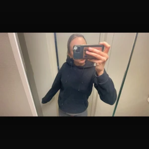 Svart hoodie - En vanlig svart hoodie i str S/M den är använd och har släppt lite framme men de är inget man tänker på! Priset kan diskuteras 
