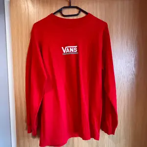 Säljer nu min Vans Longsleeve köpt i New York 2019. Tröjan är i väldigt bra skick förutom små defekter på loggan. Tröjan är röd och i storlek S. DM för mer frågor! ❤️🛹