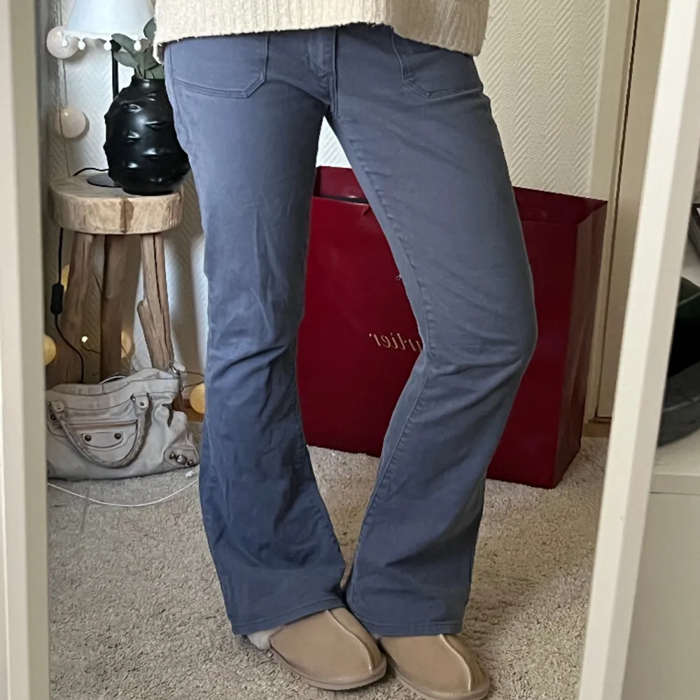 Lila Lågmidjade bootcut jeans, Såå snygga! 44cm i midjemått och 80cm i innerbenslängd, har vanligt vis 38 och är 170cm lång❤️. Jeans & Byxor.