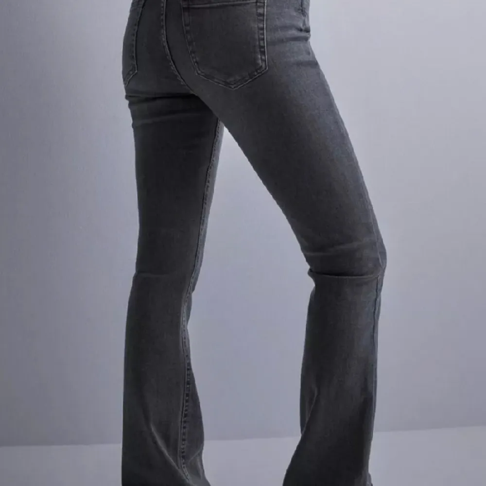 Säljer dessa midwaist only jeans i storlek 34, byxorna är också flare. Byxorna har använts ett fåtal gånger, men säljer på grund utav att de inte passar längre. Skriv privat för mer bilder . Jeans & Byxor.
