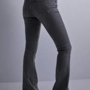 Säljer dessa midwaist only jeans i storlek 34, byxorna är också flare. Byxorna har använts ett fåtal gånger, men säljer på grund utav att de inte passar längre. Skriv privat för mer bilder 