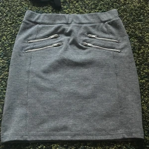 Grå kjol - Mycket bra skick, materialet är väldigt stretchigt så storleken blir bredare, jag har primärt storleken S och den sitter perfekt på mig! Mycket festlig kjol men också en som du kan ha på en helt vanlig vardag