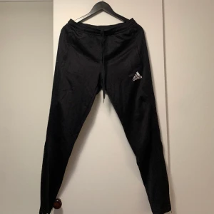 Träningsbyxor  - Vanliga adidas träningsbyxor  Bra skick Säljer pga lite för korta för mig som är 180 Storlek M