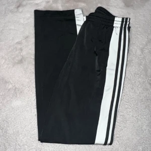 Adidas byxor - Snygga adidas byxor som tyvärr inte kommer till användning. Något noppriga men övrigt fint skick