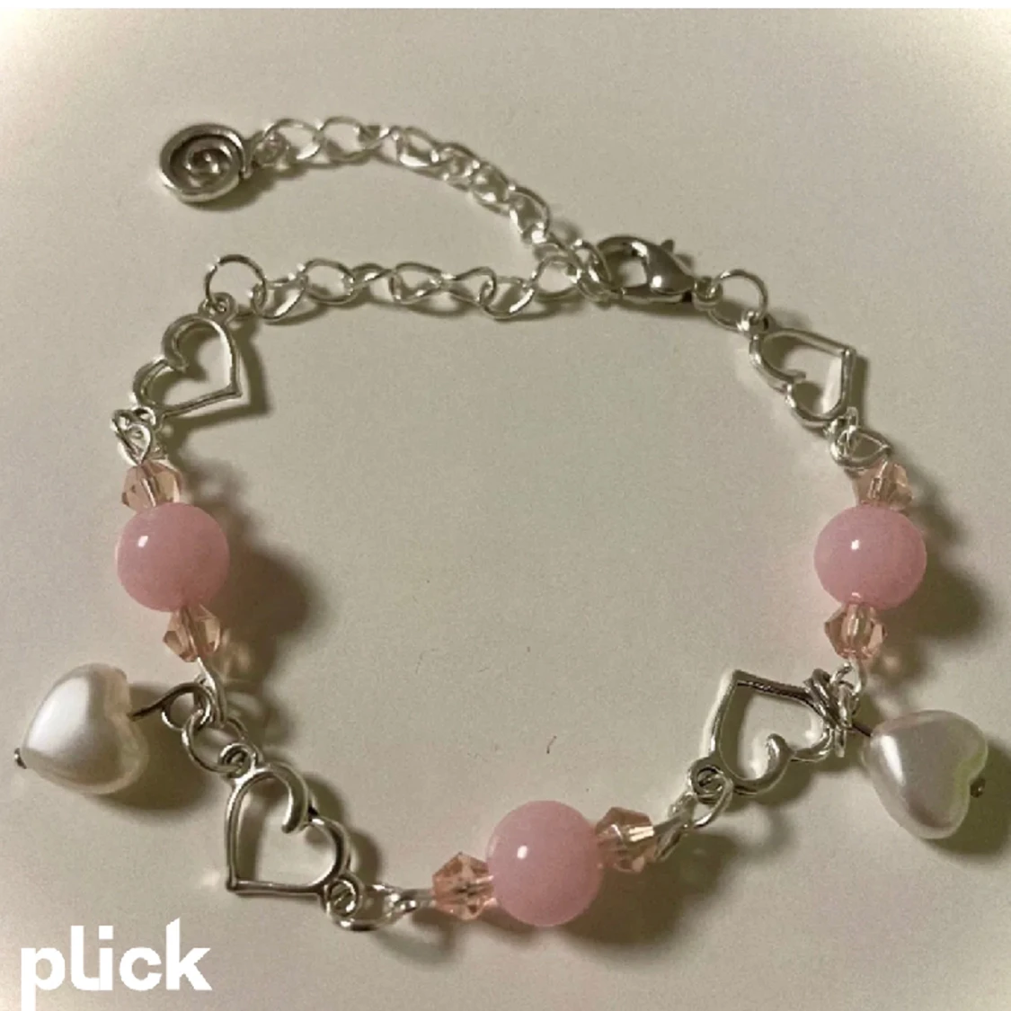 Finns denna med röda pärlor