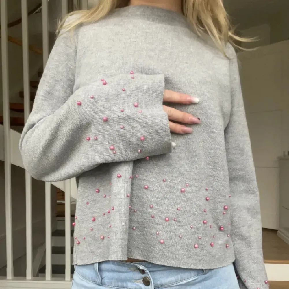 Denna fina tröjan från Zara säljs inte längre. Den är grå med rosa pärlor nertill. Den är i bra skick.🎀💗. Tröjor & Koftor.