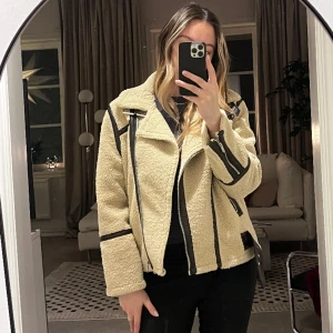 Biker jacka i teddy - Inköpt för något år sedan, använd ett få tal gånger men det är inget som syns. Stl är 38 och är sann i storlek 