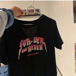 T-shirt - Tshirt använd fåtal gånger, från HM. Inte min stil längre därför säljs den. Inga defekter 😊Passar som S.  