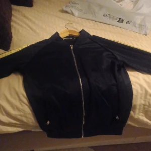 En kofta med neongul och marinblå  - Skön material 