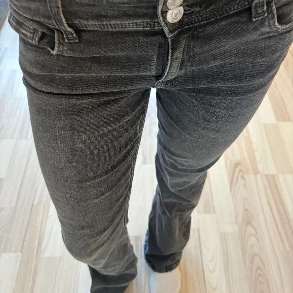 Säljer dessa low waist bootcut jeans ifrån gina young. De är i storlek 158 vilket motsvarar xs ungefär. . Jeans & Byxor.