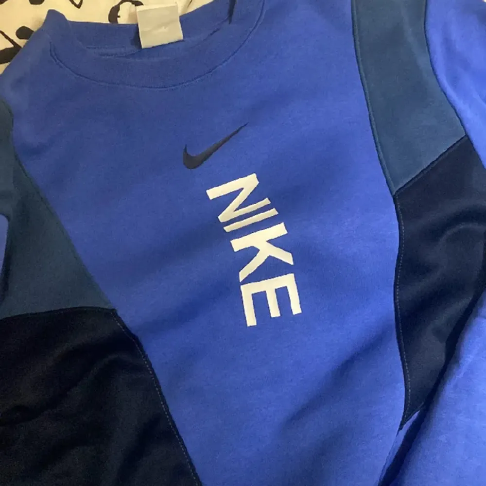 En tjock och varm tunn tröja av Nike som är  av en fin marinblå färg som är passande för flera olika stilar. Den är billig och skön med inga tecken på användning och i ny skick. Hoodies.