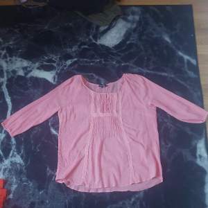 En rosa blus med korta ärmar som jag önska jag kynde ha på mig! Jag råladr köpa den i en alldeles för stor storlek och kan inte ha på mig den och säljer den på grund av det. (Jag postar inte utan vi får mötas upp!) 