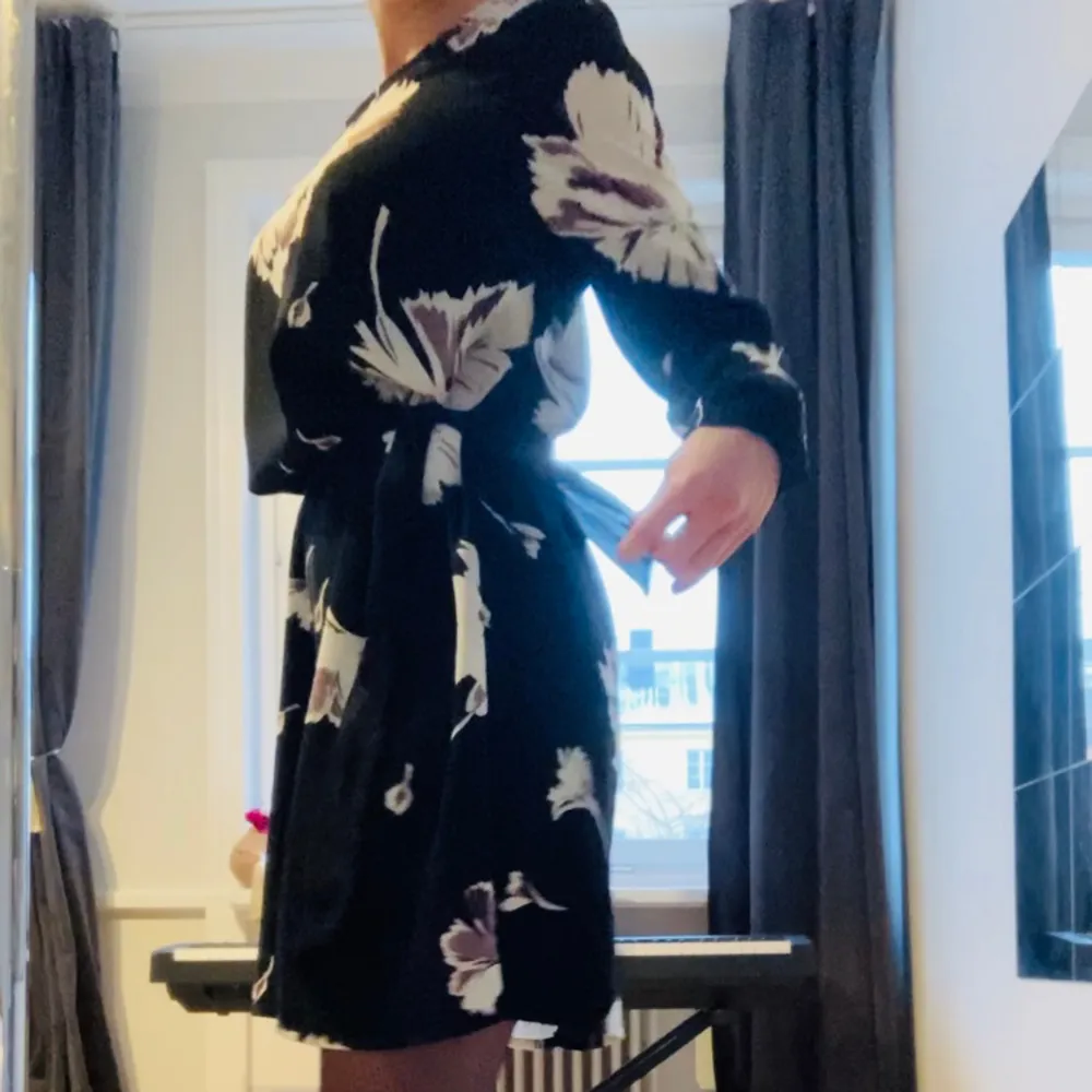 Large and super comfortable dress, can be dresse differently by putting a belt around the waist ;) Really good condition . Klänningar.
