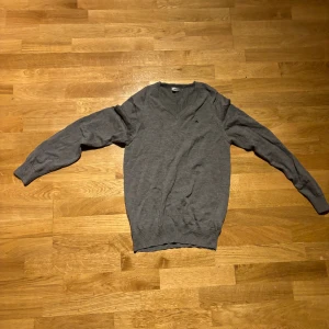J Lindberg tröja  - Snygg j Lindberg tröja k merinull. Har ett litet hål men syns knappast kolla bild 2