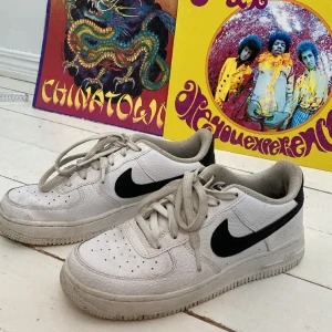 nike air force  - använda som ni ser på bilden men hela och inte sönder alls 
