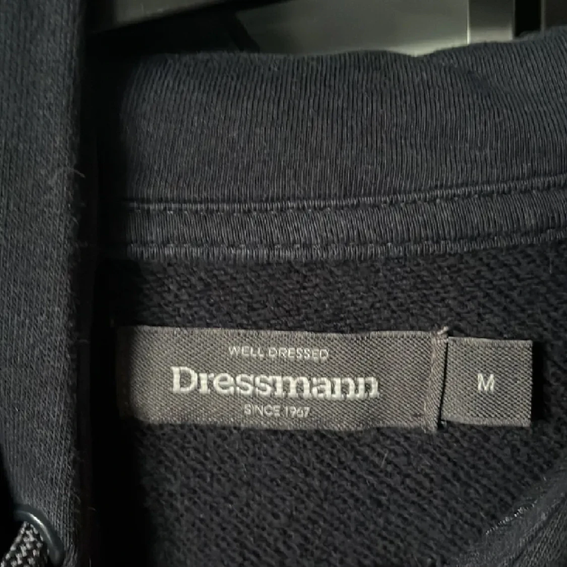 Mörkblå hoodie med tryck - 90