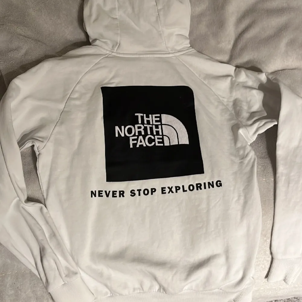 The north face hoodie i bra skick. Den är använd men ändå i fint skick. . Hoodies.