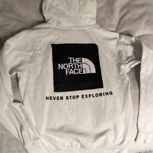 The north face hoodie i bra skick. Den är använd men ändå i fint skick. 