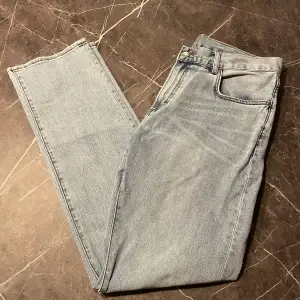 Snygga ljusblå East west jeans. Byxorna är stright fit. Storlek 32/32. Byxorna är använda men i fint skick. Vid flera frågor är det bara att höra av sig!