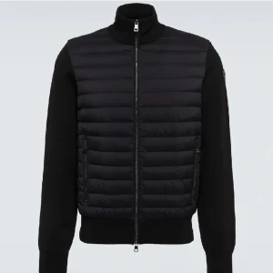 Moncler cardigan (3) - Har en moncler cardigan i strl 3.  Mycket fint skick  Exakt den på bilden, med svart Patch. Skriv PM så skcikar jag bild i verkligheten på den.  3=L  Dragkedja enkel och lätt att dra i  Givetvis äkta, med bevis (kvitto, mm)  Mvh William