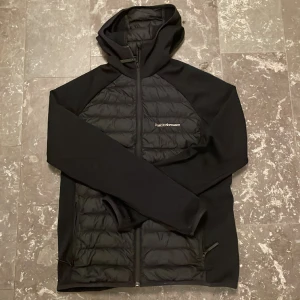 Peak Performance Cardigan - Hej! Säljer just nu en peak performance cardigan i nyskick. Köpte den när den var pågränsen av för liten och nu har den blivit det. Väldigt sparsamt använd och inga fel eller liknande på den. Nypris ligger på 2500kr och bilder kan absolut fås!