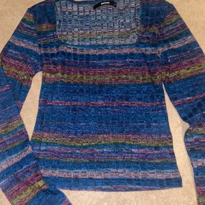 Långärmad tröja - Jätte fin långärmad tröja från Bikbok. Andvänd en gång och den är i perfekt skick och har inga defekter