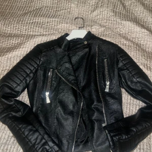 Skinnjacka  - Säljer skinnjacka då den ej passar mig nån mer och är inte till användning. Pris kan diskuteras.