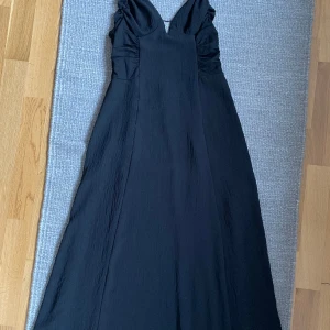 Klänning från Zara - Sitter tajt upptill för att falla luftigt nertill. Stretchig. Smala fina band. Provad en gång. 