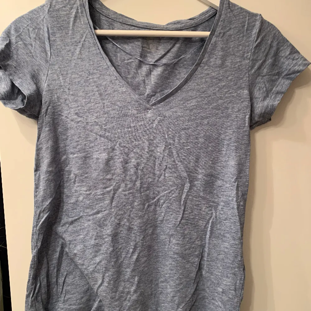 Säljer denna fina V-ringade tröjor som inte längre kommer till användning. 🥰Har tyvärr blivit lite nopprig 😇. T-shirts.