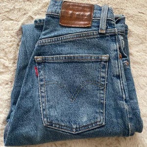Levis jeans - Säljer mina gamla Levis Ribcage straight jeans. Storlek 25 