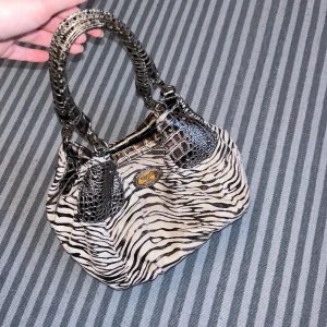 Miniväska - Supermjuk handväska i päls med zebramönster och fejkläder i krokodil. Många innerfack och rymmer mycket! Oanvänt skick