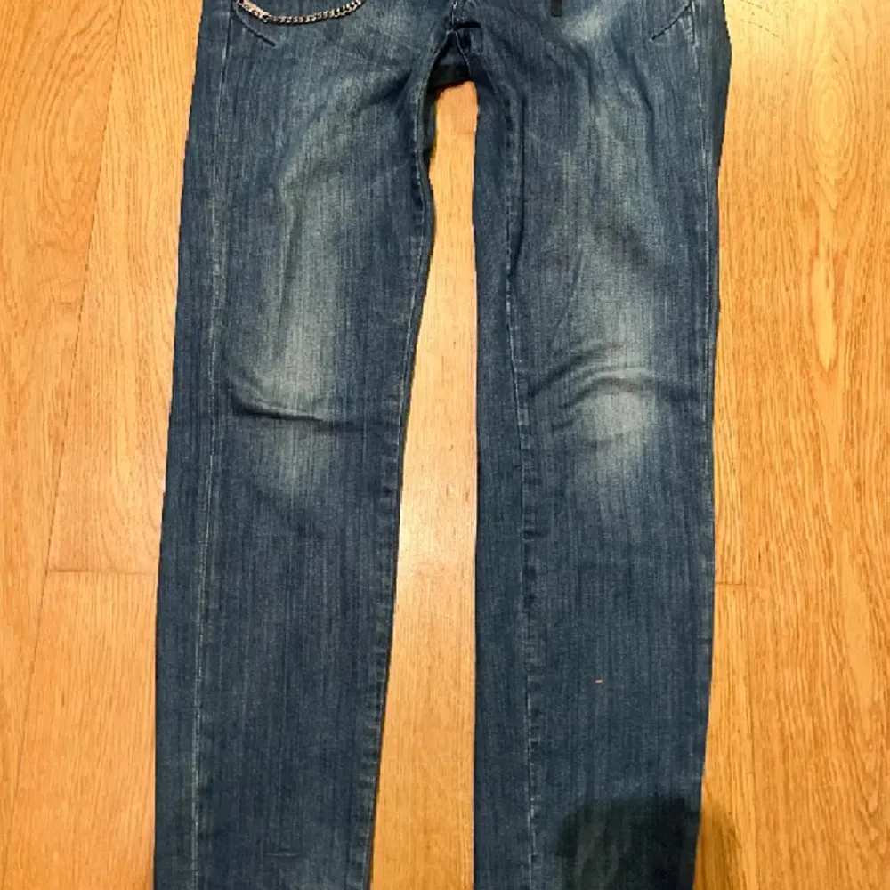 !! Bilderna är inte mina !! Säljer dessa vintage miss sixty jeans då den passade inte mig :( Jeansen är i fint skick! 44 rakt över midjan, 74 innerbensländ 🫡. Jeans & Byxor.