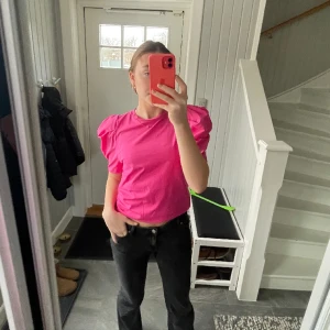 Cerise rosa blus🌺 - Jag säljer denna jättefina blusen med puffärm! Använd ett fåtal ggr så i väldigt fint skick💖🌸sitter löst så fungerar för de med storlek M också! 