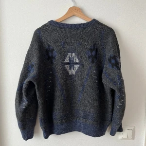 Stickad tröja - Skön stickad! Blå o grå färg