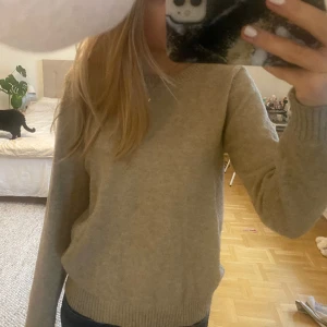 Stickad tröja - Säljer denna jättefina stickade tröjan i fint skick från vila, då den aldrig kommer till användning längre💓 använd gärna inte köp nu funktionen🙏🏼