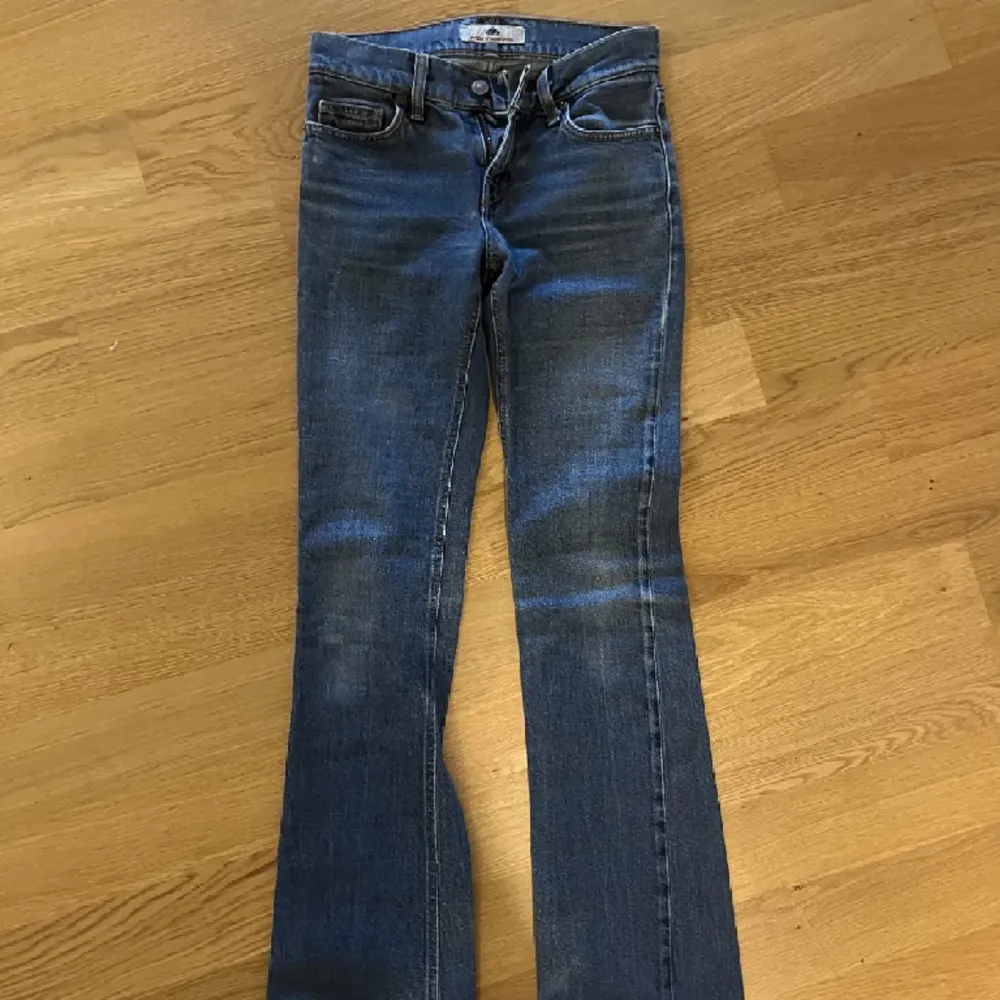 Jätte fina fornarina jeans som tyvärr är alldeles för små. Köpta på vinted men passade tyvärr inte. Något slitna längst ner men annars jätte bra skick💕(midjemått-76 cm, innerben- 79-80 cm) storlek 25(italiensk) tror de passar st 32💕. Jeans & Byxor.