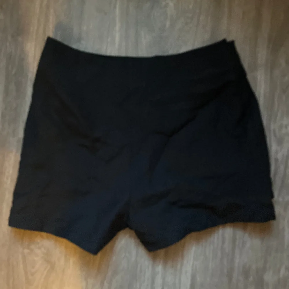 Jättesöta shorts som ser ut som en kjol framifrån. Sitter jättefint på🤩. Shorts.