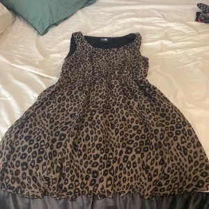 Fin leopard klänning  - Säljer min klänning för den är för stor jätte fin inte använd så mycket. Kontakta mig innan du köper den 🥰