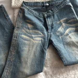 Säljer denna coola bootcut jeans med detaljer vid sidorna, köpta second-hand så osäker på märket🤍skulle säga att storleken är 36/S
