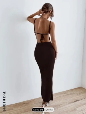 Klänning - Säljer denna fina klänning från shein som tyvärr blev lite för lång på mina korta ben. Aldrig använd, etikett finns kvar!❤️