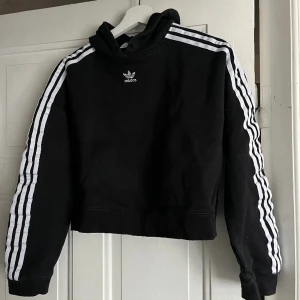 Hoodie adidas  - Hoodie från adidas. Croppad i modellen. Banden borta. Använd mycket, så lite ”torr” på insidan. 