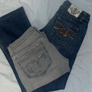 Säljer jeans  - Säljer mina jeans på grund utav dom inte kommer till nån användning och är för små. Midjemått 85. Innerbenslänhden 80, båda är low waist och dom blå är bootcut medans dom grå är straight. 350st