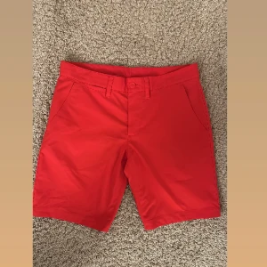 Peak performance shorts herr - Röda shorts från peak performance i väldigt bra skick. Tror storleken är 31(herr). 